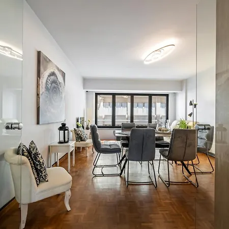 Modern 2-bedroom Near & Center T138 *