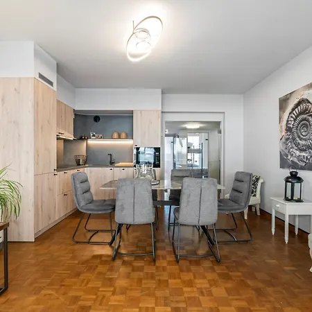 Modern 2-bedroom Near & Center T138