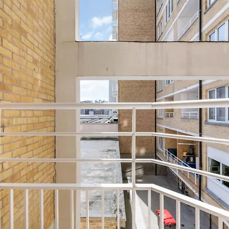 Modern 2-bedroom Near & Center T138 Daire *