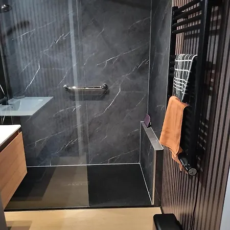 Daire Modern 2-bedroom Near & Center T138 *