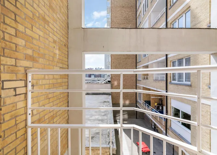 Modern 2-bedroom Near & Center T138 Apartment *